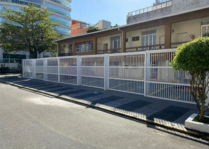Apartamento Praia Enseada Guarujá Wilma - próximo da praia - com ar condicionado e vaga para carro